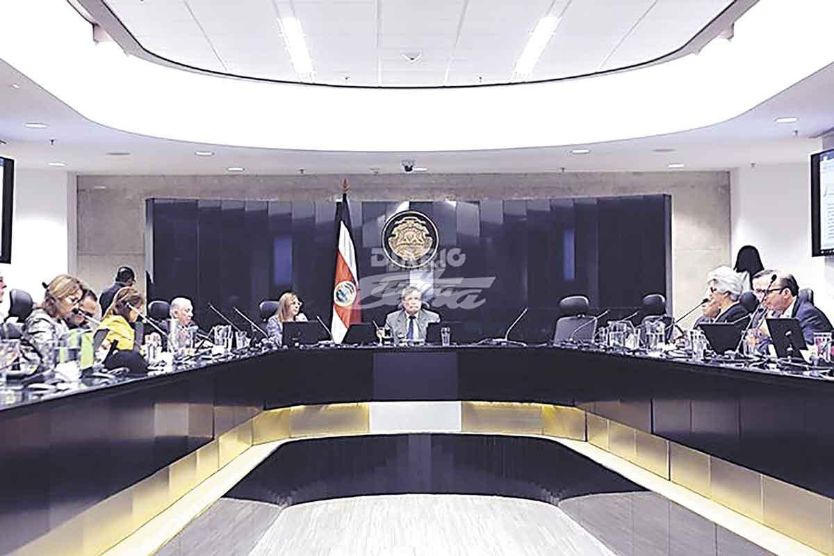 Un grupo de personas en un auditorio
Descripción generada automáticamente con confianza media